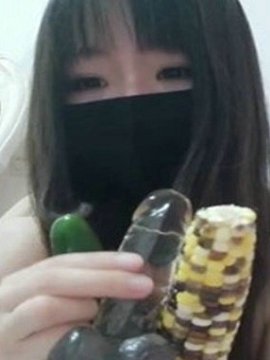 放开小黄瓜让我来!巨乳直播主开工太寂寞!黄瓜塞进去也无法满足:还是肉棒好