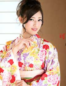 可爱过头的和服美女 圆臀浮游骑乘位抽插 日高千晶 Caribbeancom-010320_001