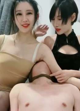 有钱就可以任性!两位小姐姐买了只小狼狗帮她们身体舔个乾净