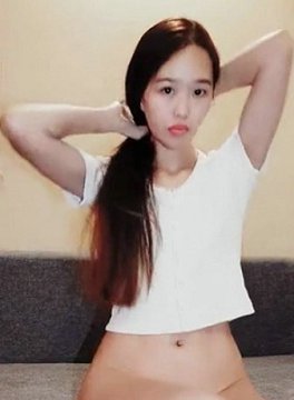 被一根肉棒爆操还满足不了小姐姐,只好拿按摩棒来让自己爽~
