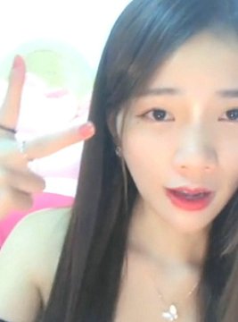 正妹直播主开放Call in~快看她抠抠会让你变硬!