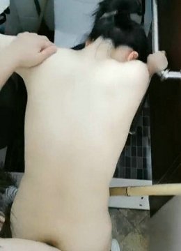 《户外找野鸡》找了皮肤白皙站街妹到公厕啪啪超刺激,人来了也不怕