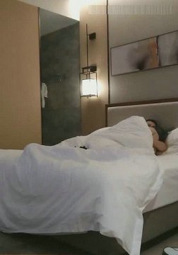 土豪胖哥酒店高价约操学院派高颜值性感大学美女,纯天然美乳,身材样貌堪称一流,激烈爆插逼太紧女上位一坐就痛!