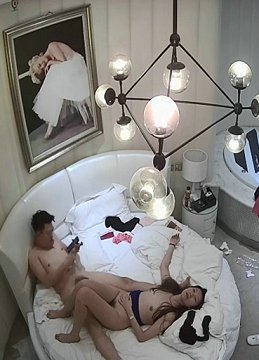 高挑模特身材空姐制服黑丝美女和有钱男友豪华酒店套房啪啪被偷拍