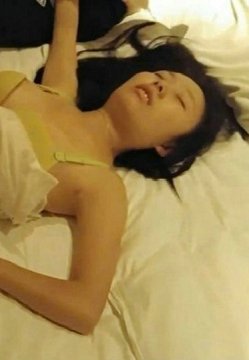 女神级豪乳性感美女和朋友吃过饭到KTV唱歌摇骰子输了喝的迷迷糊糊