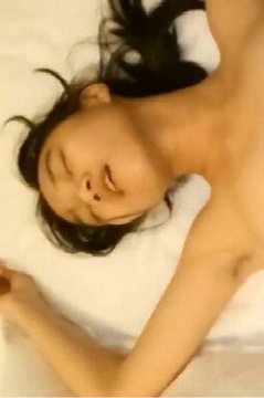 新认识调教的清纯美乳大学生 父女相称非常听话对着镜子后入上面吃J8下面炮机伺候剃阴毛