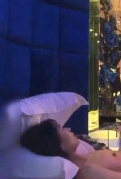 哲学系高挑性感的大二美女被鸡巴很长又粗的帅气学长约到酒店各种姿势激烈猛插,操的真狠,连续射她2次