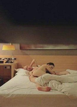 宾馆偷拍-年轻强壮的大屌猛男爆插体型较小漂亮的年轻小美女,各种姿势狠狠干,鸡巴太大女上位时还不敢全坐下去!