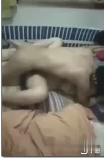 下盘很有力的小哥~把女友操到浪叫不止~还让兄弟把全程拍下来观赏~