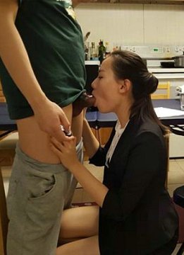 吸一次换一张单!保险业务为了大单不惜出卖自己的身体...完全配合客户性需求