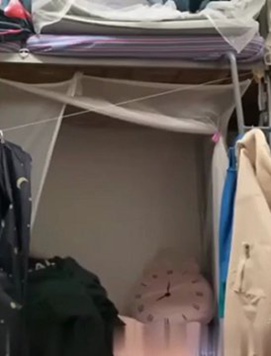 【独家】胆大男朋友在医学院女生宿舍下铺强推护士女友到床上啪啪她一直想拉上帘子还是被干了