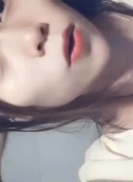 高颜值长相甜美妹子洗澡自慰
