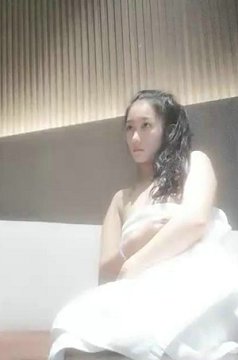 笑起来甜美马尾辫外围美女小姐姐 骑在身上揉捏大白屁股 近距离拍摄深喉舔屌 抱着屁股骑坐 大力抽插猛操