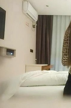 肉感轻熟女 服务周到翘肥臀舔背乳推 深喉舔屌硬了开操 后入侧入两个姿势缴枪