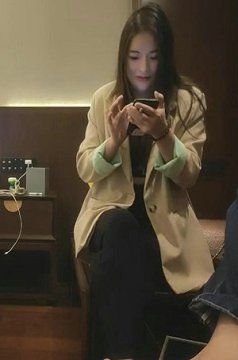 中国人不骗中国人深夜探花骚女 ,自带兔女郎情趣装 ,镜头前按头插嘴 ,翘起大屁股上位骑乘猛顶