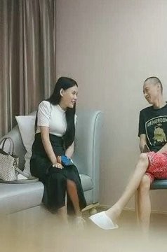 深夜场背带长裙极品女 坐在身上揉捏奶子 开档丝袜掰穴 双腿肩上扛抽插猛操