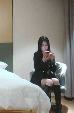 紧接第二场依旧顶级美女 包臀裙肉丝这妹子好骚 手指猛扣骚穴 穿着高筒靴操 多种姿势爆操