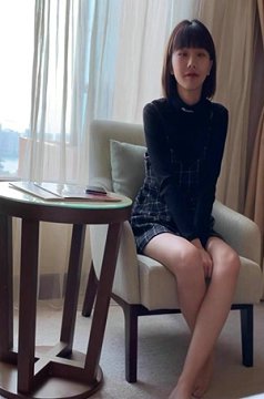 外表清纯短发18学生妹为赚钱拍摄 娇小身材无毛嫩穴 抱在身上扣穴 活力十足操起了带劲 第一视角插入