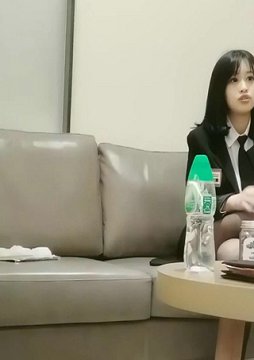 能聊黑色外套妹子,穿上白色网袜抹上润滑油,侧入猛操搞完一炮休息再来
