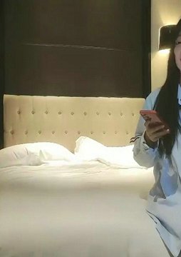 长相清纯萌妹,抱在身上调调情,口交舔屌条腿抽插,侧入猛操呻吟娇喘边摸奶子