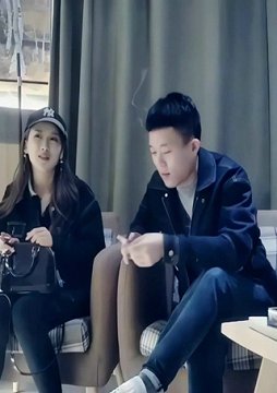 高颜值黑色鸭舌帽妹子 跪着深喉口交喜欢口的感觉 感觉好大猛操我要不行了