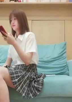 非常嫩清纯短发学生妹衬衣短裙,脱光光调情坐在腿上摸逼闭眼享受,后入骑乘抽插一直呻吟