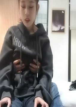 样子稚嫩的九零后大学生兼职外围妹穿着黑丝开档被各种AV姿势猛草