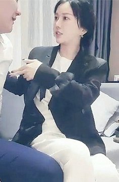 高颜值格子外套妹子啪啪舔弄抹上润滑油侧入抽