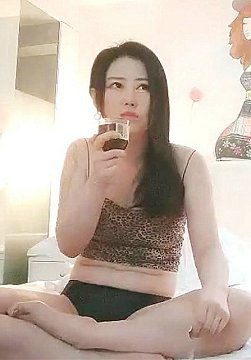 豹纹吊带韩国少妇啪啪舔弄抬腿大力抽插猛操呻吟