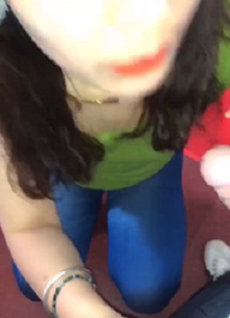 这个牛仔裤破洞给几分,勾搭对面门的寡妇,闷骚的一逼,木耳都黑了,不过身材还很好!
