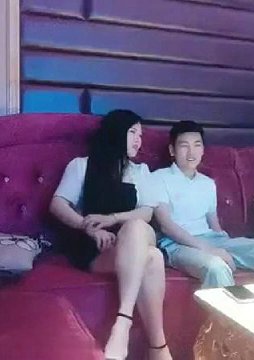 歌厅探花专攻KTV小姐姐深夜场叫了两个妹子一人一个4P沙发上翘起屁股后入撞击抬起双腿猛操晃动大奶子