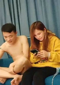 火爆网约嫖达人【西门探花】12.25约操白嫩少妇沙发震操到最后套套掉逼里内射了