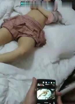 很漂亮小美女KTV卫生间没操得手-醉酒带到宾馆被两男无套抽插轮着操-反正也不知道直接内射