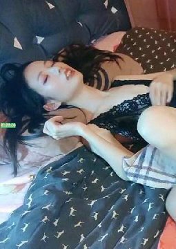 美臀长腿颜值女神被炮友各种操内射,吊带露臀装抱着打桩,妹子被操爽了流出白浆,持续抽插内射掰穴特写