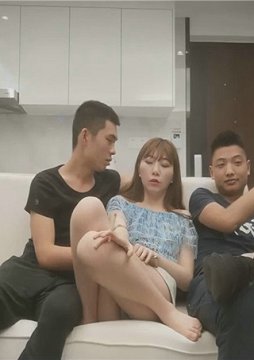 约了个骚骚可爱萌妹3P啪啪,穿上情趣装两男一起玩轮着搞表情夸张