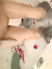娇小苗条妹子床上自慰无毛嫩穴秀特写