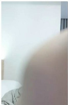 想要爸爸抱!极品尤物美女!小背心居家自慰,多毛嫩穴扒开,振动棒疯狂抽插,爽的淫水直流