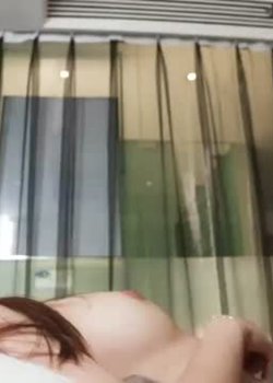 小美女想当演员,只好先用肉体取悦没什幺出名的导演~