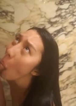 外表清纯文艺的性感大学美女被学长带到酒店啪啪,还在洗澡时就被按在墙上后插,又趴在阳台狠狠干