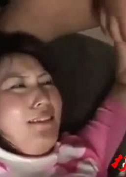 【通奸】 妹妹放学回家在沙发上睡着了,被爸爸偷偷地强奸了 20分钟