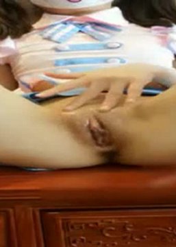 【丝袜】火爆网红美女软萌萝莉小仙之SS猫耳白网袜 丁裤小炮机振动嗨上天 流出好多白浆 喷水到桌上
