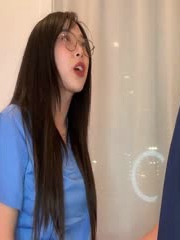 变态医生说服年轻的亚裔实习生通过献身来得到进步