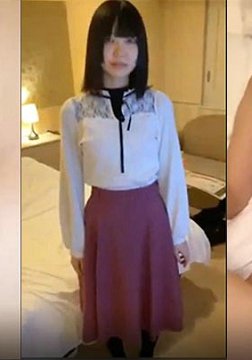 【情侣自拍】女友一开始看到镜头还有点害羞但一看到肉棒就把镜头都忘了着迷地用小嘴和小穴吞吐肉棒