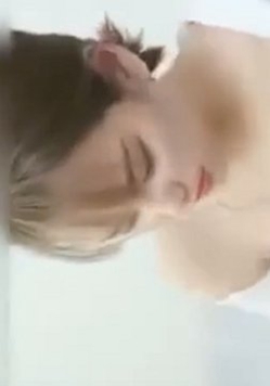 牛仔少女 床上的玩物 乖巧听话 让吃奶子玩逼无套上位激情抽插 射进骚穴
