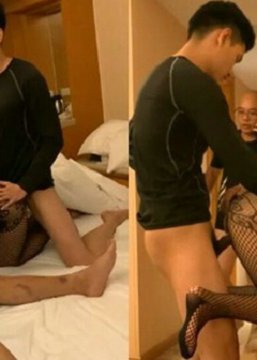 淫乱夫妻找鸭子三人互操 场面震撼辣眼睛 鸭子狂操黑丝老婆 老玻璃爆菊!