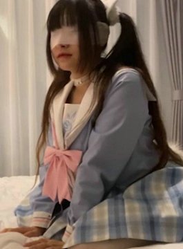 土豪玩操马尾辫极品萝莉后入拽着