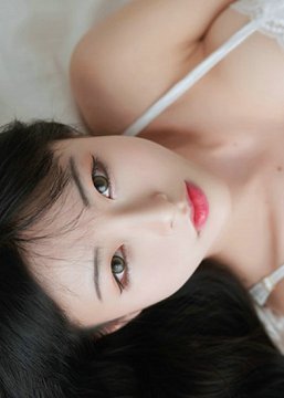 美乳小女友今天做爱好主动,肉棒骑累了就用舌头奖励她的小穴