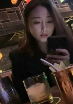 帅哥酒吧钓了个颜值超高的美女,带回酒店灌酒让她喝多趁机上了她