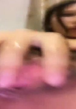 黑丝情趣长腿姑娘露脸女神级大秀,粗长黄瓜抽插阴道爆菊淫声浪语不断,手抠到高潮