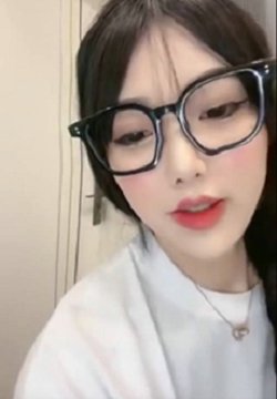 带个眼镜,换个发型,模特
